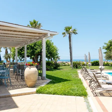 Ξενοδοχείο με διαμερίσματα Sikelika Sul Mare 4*